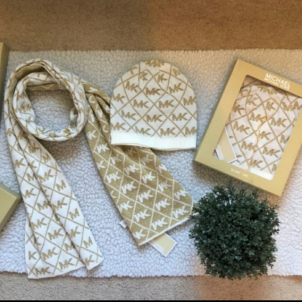 Michael Kors Scarf and Hat Set (Unisex)